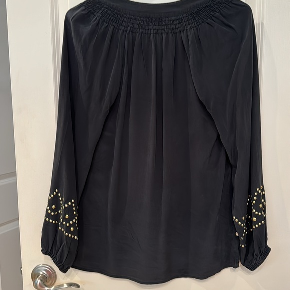Lily Pulitzer silk Elsa top with rare gold adornments at sleeves. Small - Picture 4 of 4